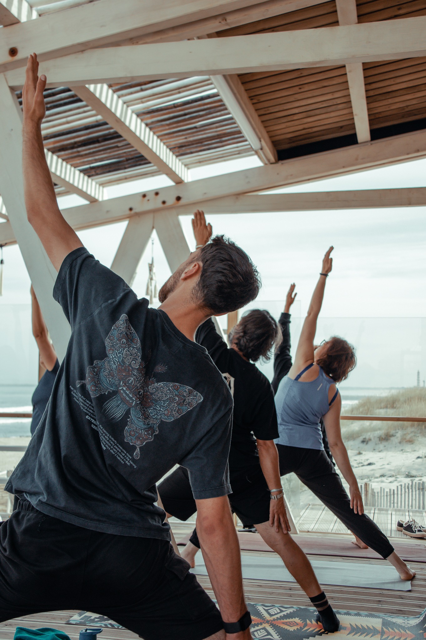 Prática de Yoga em grupo no espaço do Cristal Prado, junto à praia
