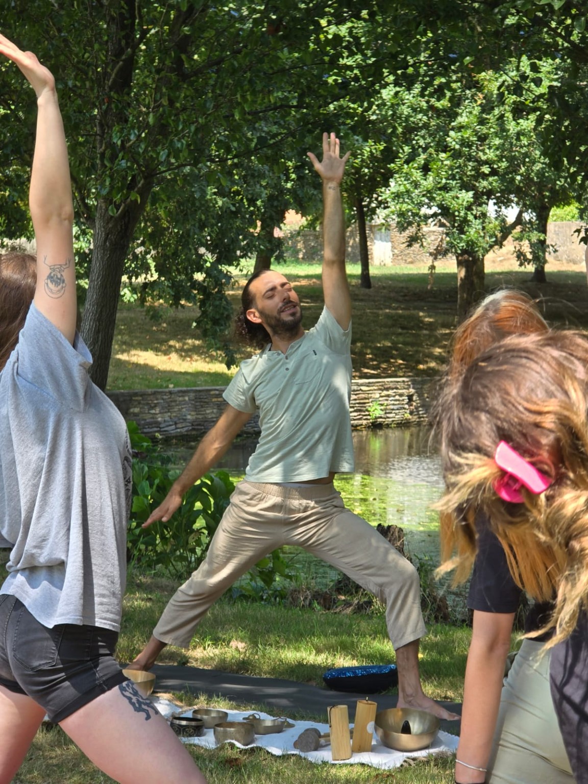 Ricardo orienta uma postura de Yoga para participantes Erasmus