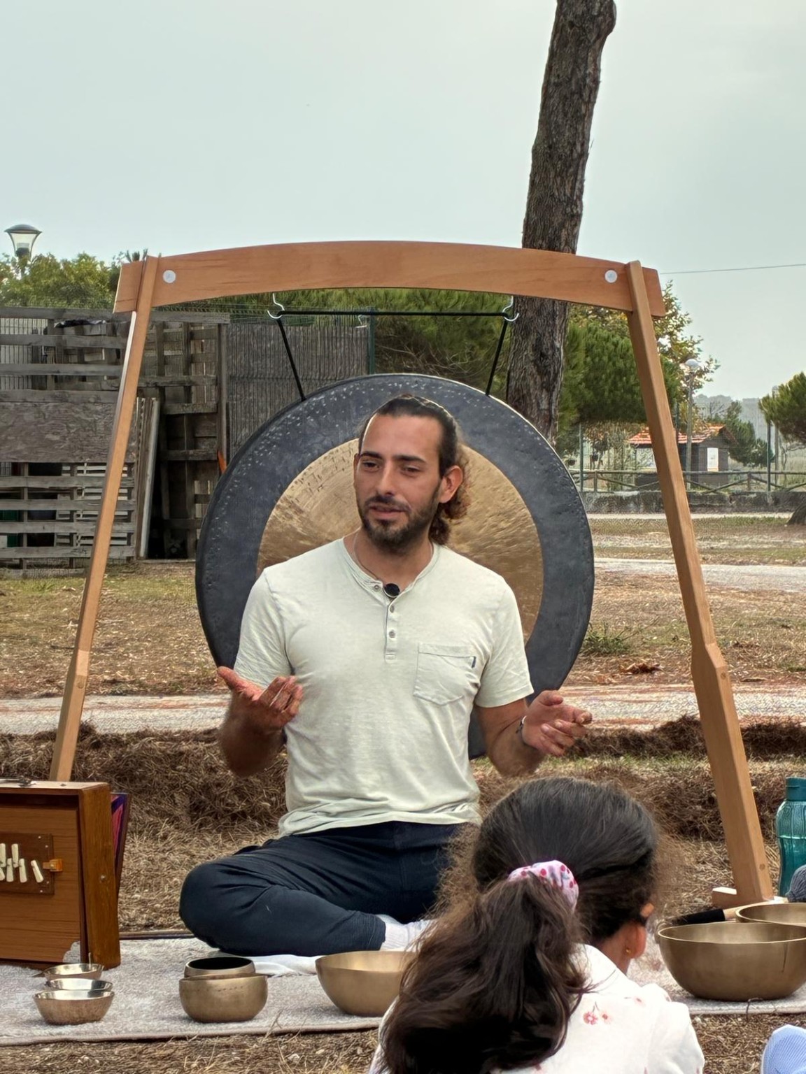 Ricardo junto aos instrumentos durante o encontro em Mira