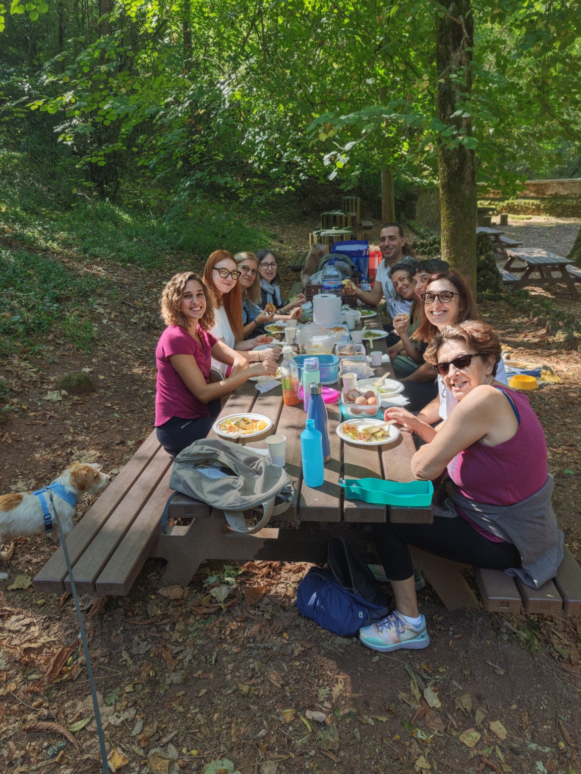 Participantes à mesa num piquenique durante o retiro
