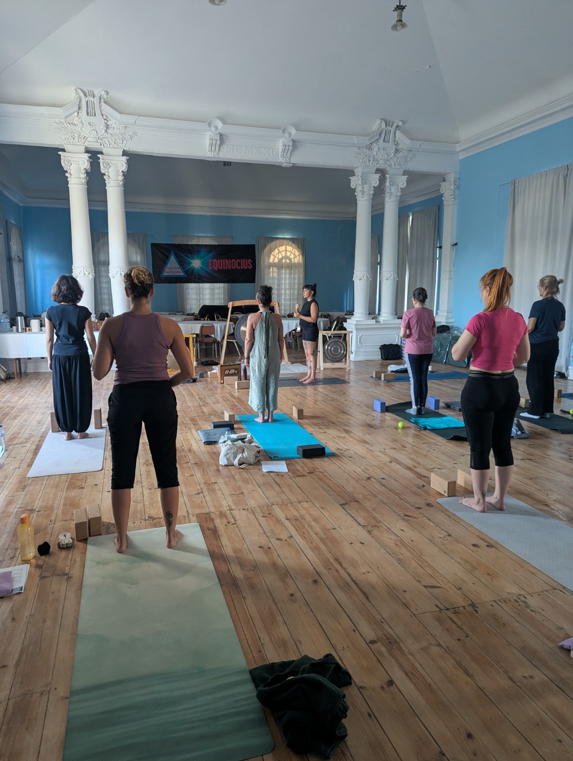Prática de Yoga em grupo durante um retiro